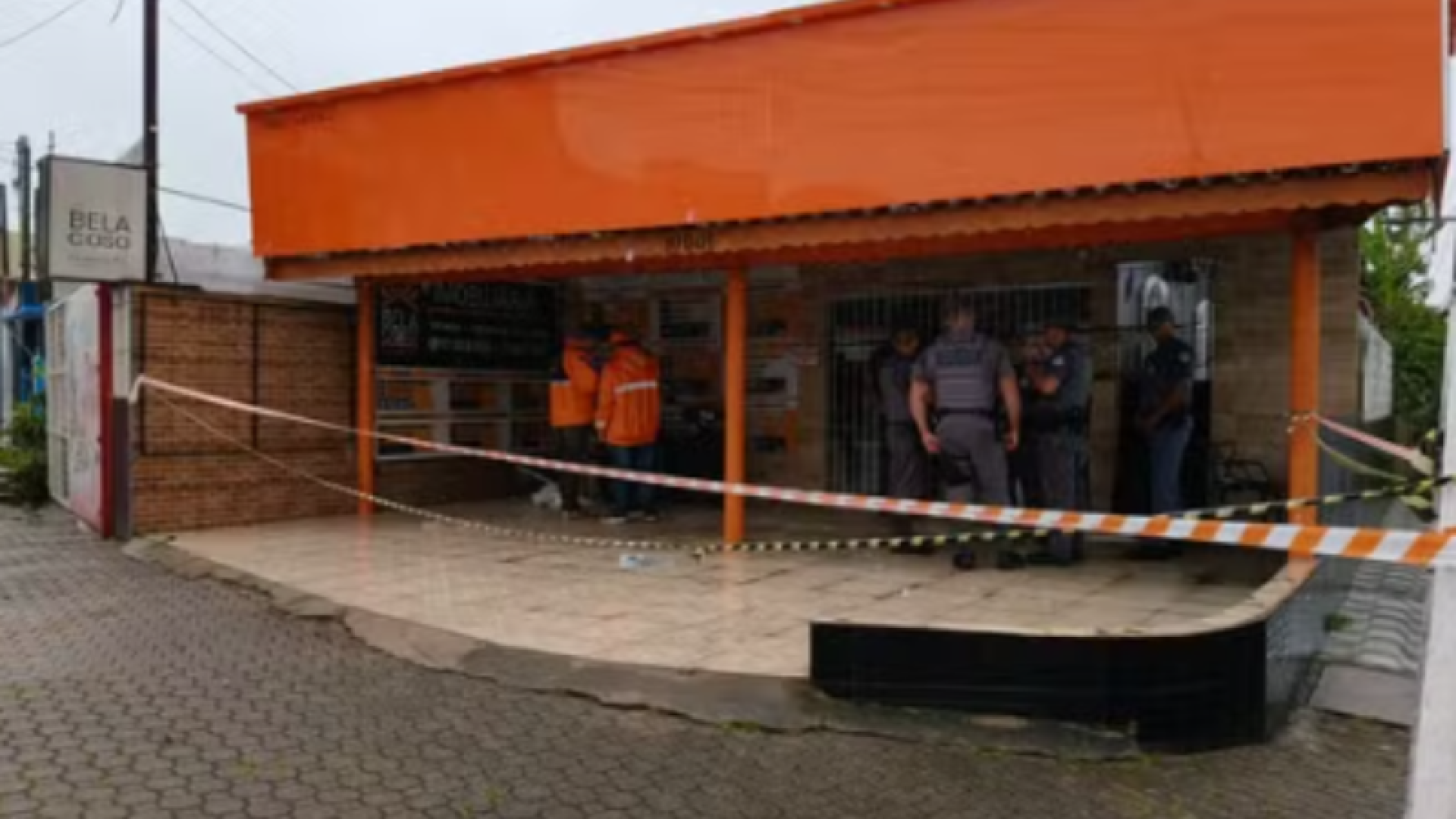 Teto de imobiliária desaba em Praia Grande e deixa três feridos