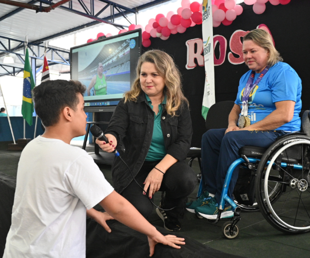 Tetracampeã mundial Beth Gomes inspira mais de 200 alunos no 'Campeão na Escola' em Santos