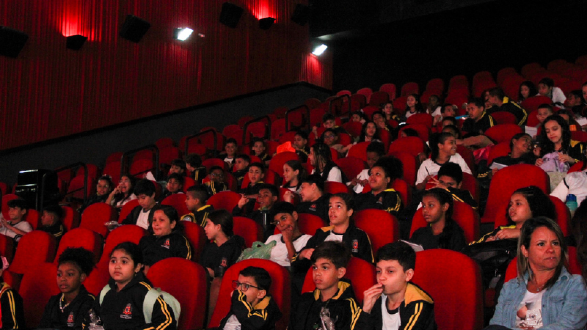 Cinema vira sala de aula para 380 alunos em preparação para o SAEB em São Vicente
