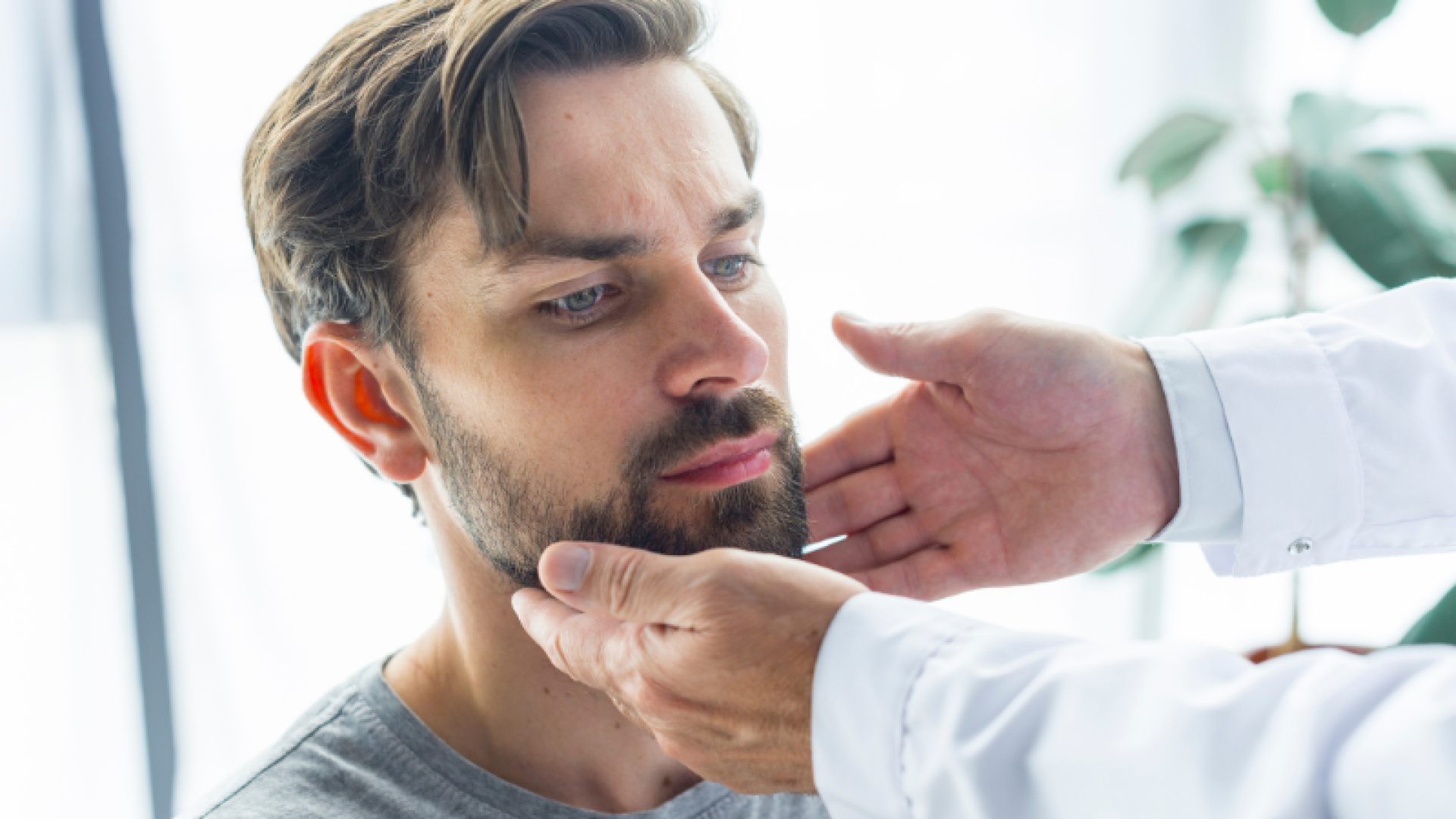 Busca por transplantes de barba e sobrancelhas cresce no mundo e impulsiona técnicas avançadas