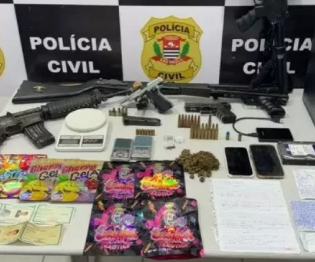 Mulher flagrada em casa com drogas e armas em Guarujá é solta após audiência de custódia