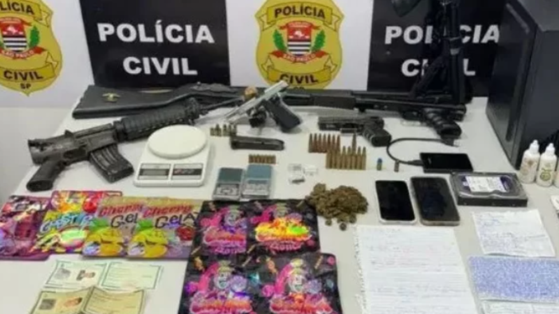 Mulher flagrada em casa com drogas e armas em Guarujá é solta após audiência de custódia