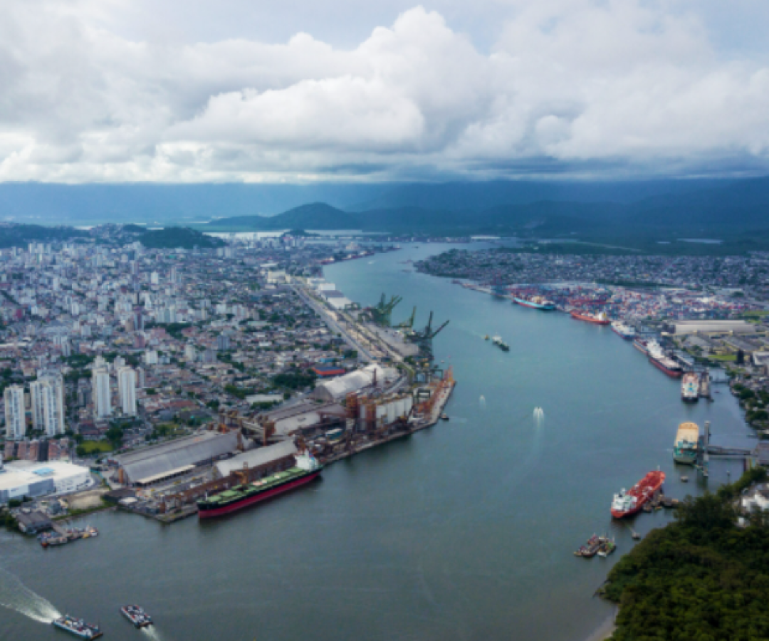 Porto de Santos oferece passeio gratuito com visita guiada e navegação pelo canal