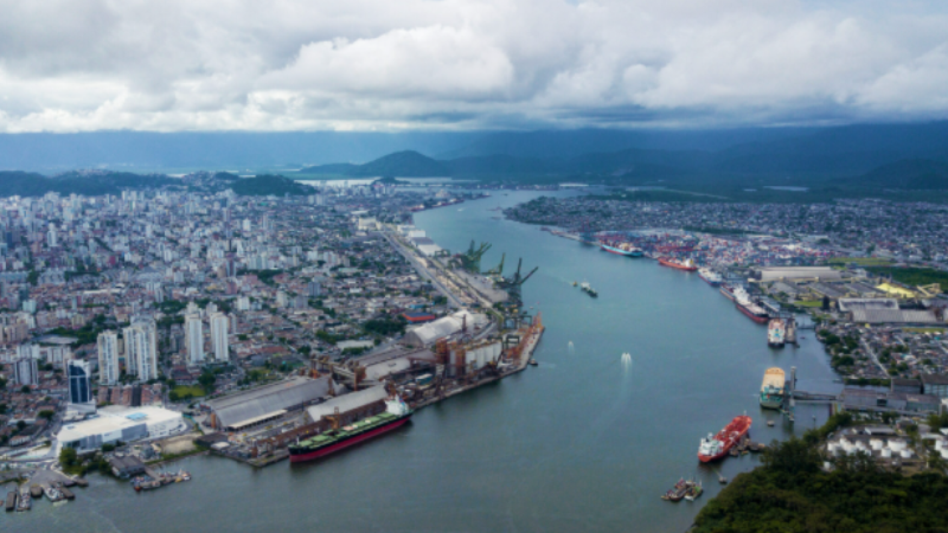 Porto de Santos oferece passeio gratuito com visita guiada e navegação pelo canal