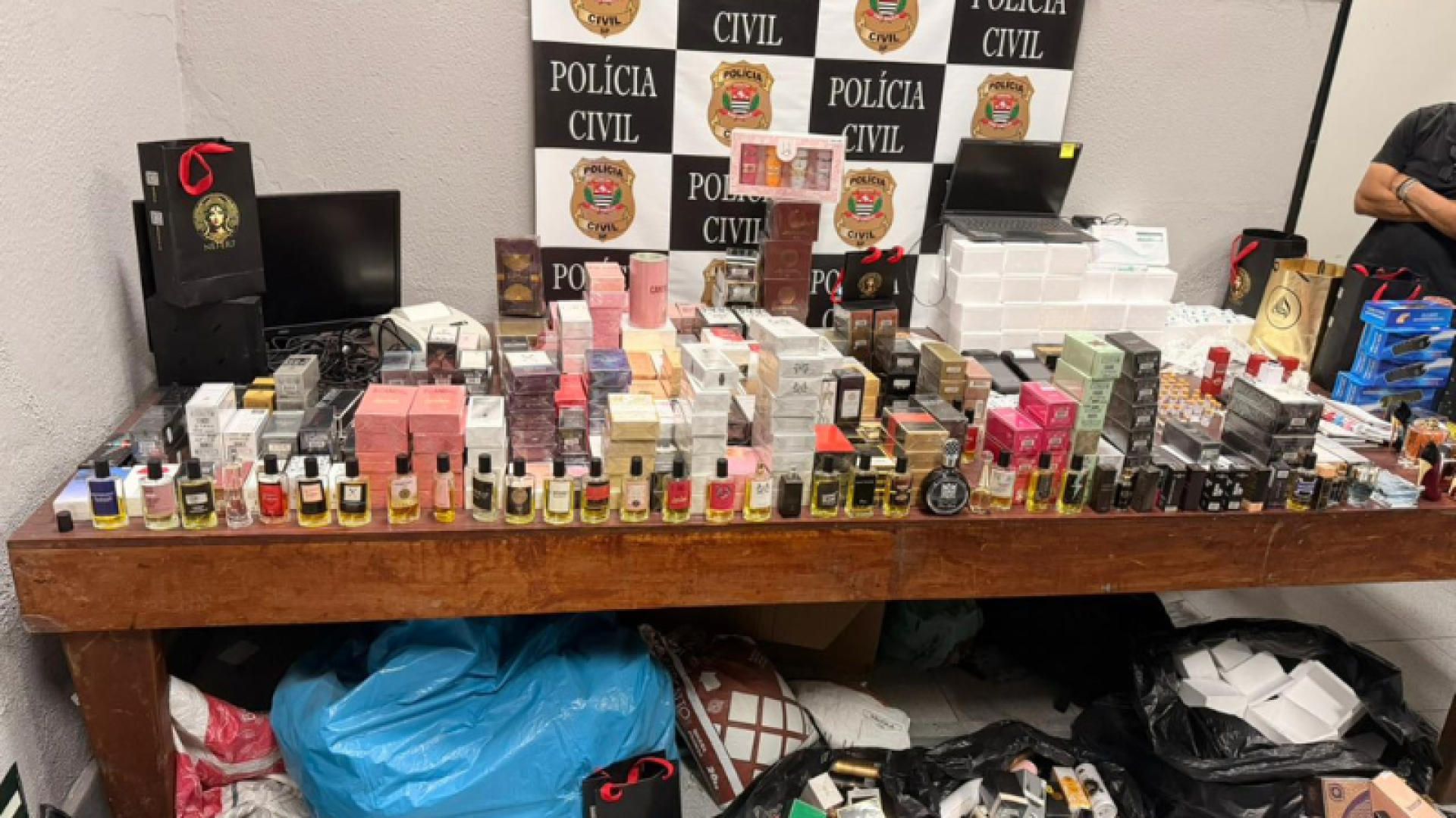 Perfumaria de fachada em São Vicente era usada para venda ilegal de medicamentos