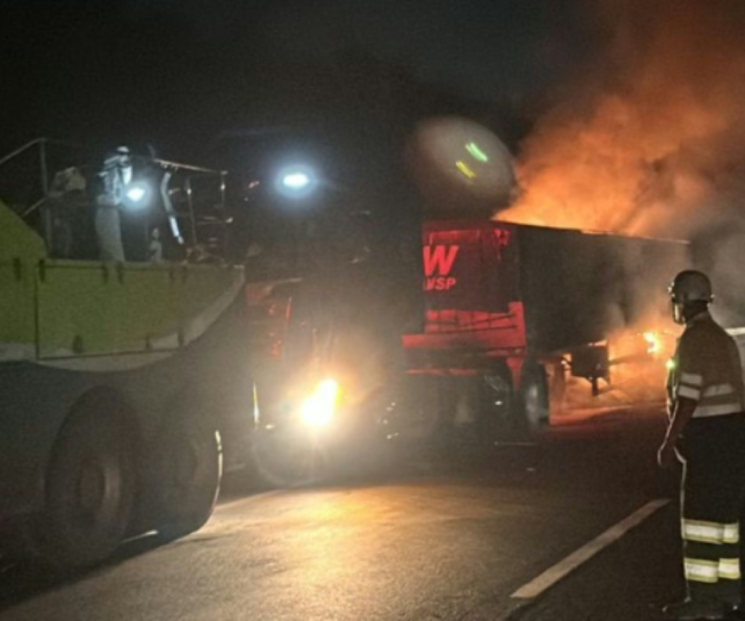 Incêndio em caminhão interdita parcialmente a BR-050 em Araguari