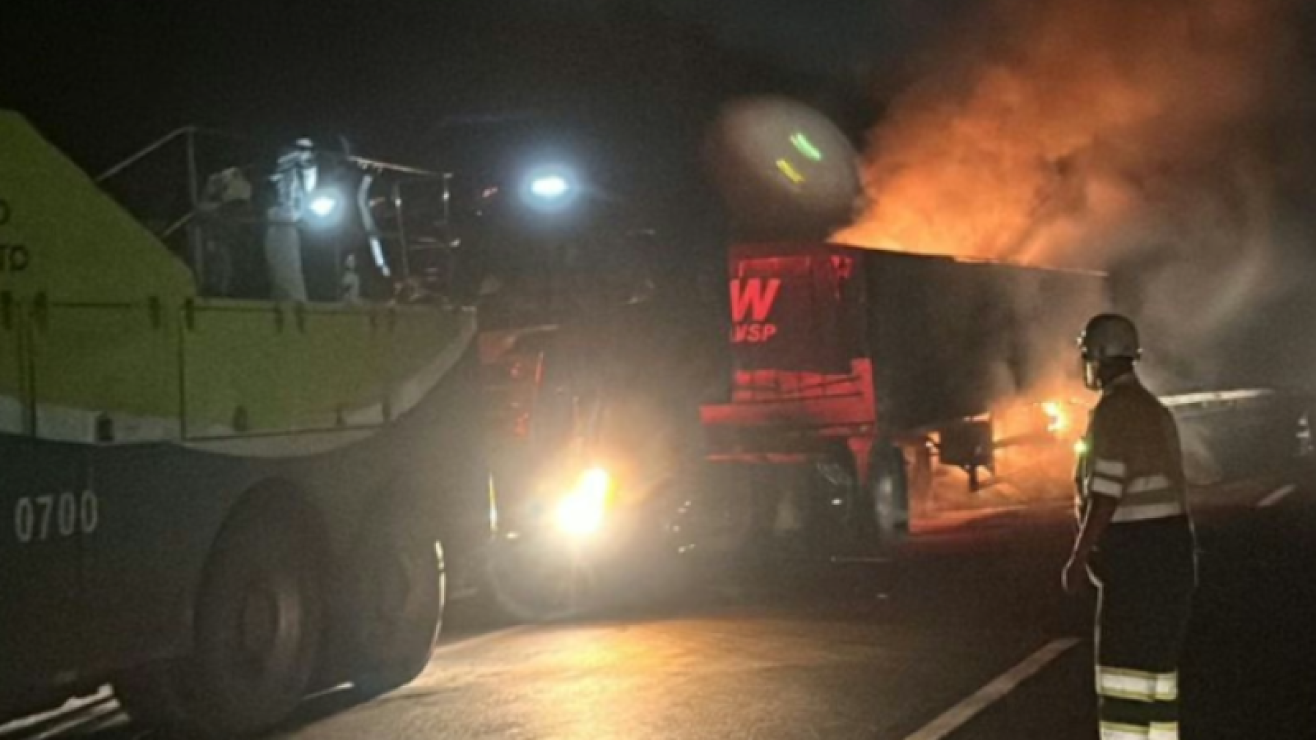 Incêndio em caminhão interdita parcialmente a BR-050 em Araguari