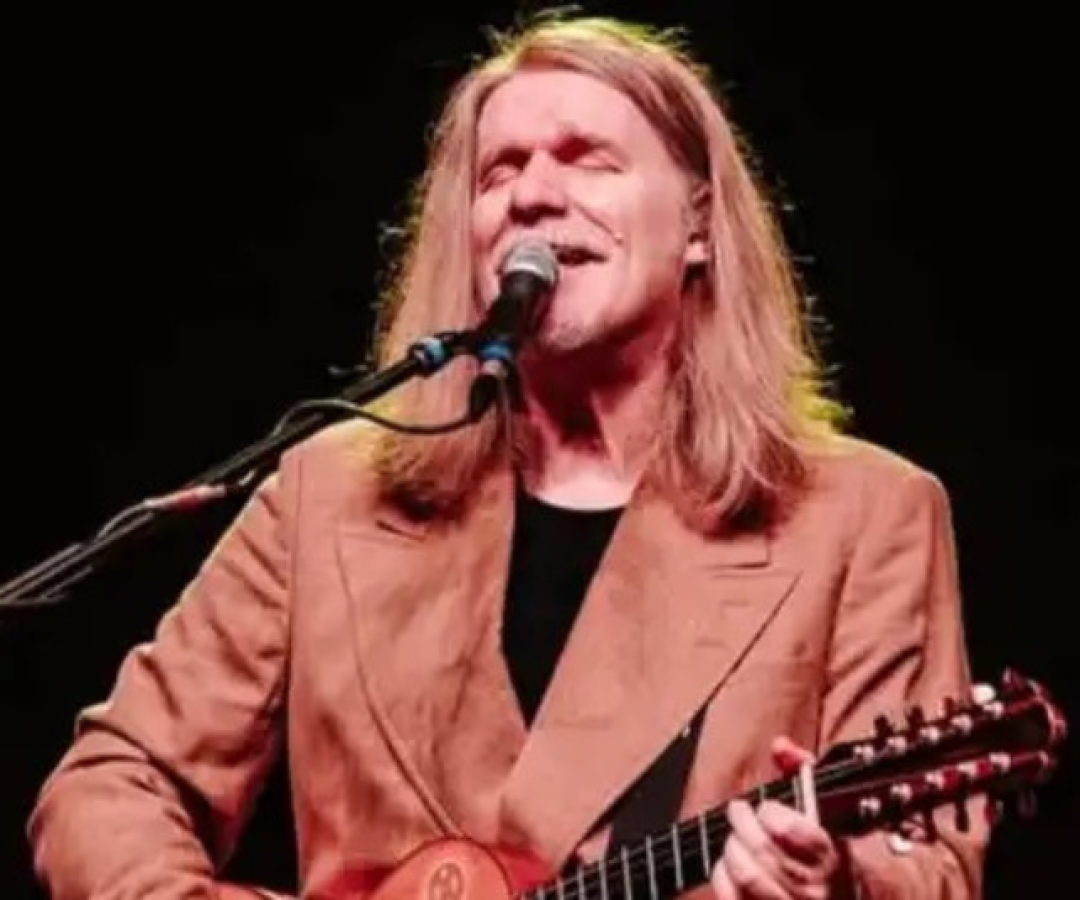 O cantor e compositor Humberto Gessinger chega a Santos nesta sexta-feira (24) com a turnê “Acústicos Engenheiros do Hawaii”, trazendo um show repleto de sucessos que marcaram gerações. A apresentação acontece no Santos Convention Center, a partir das 22h, com abertura dos portões prevista para as 20h.