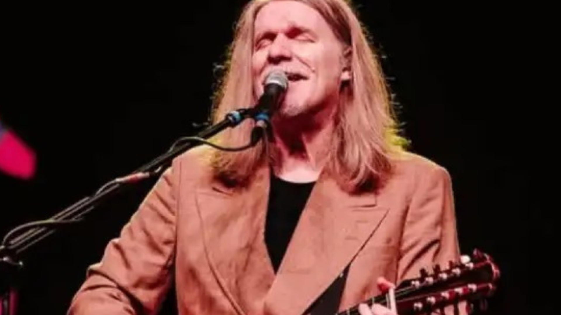 O cantor e compositor Humberto Gessinger chega a Santos nesta sexta-feira (24) com a turnê “Acústicos Engenheiros do Hawaii”, trazendo um show repleto de sucessos que marcaram gerações. A apresentação acontece no Santos Convention Center, a partir das 22h, com abertura dos portões prevista para as 20h.