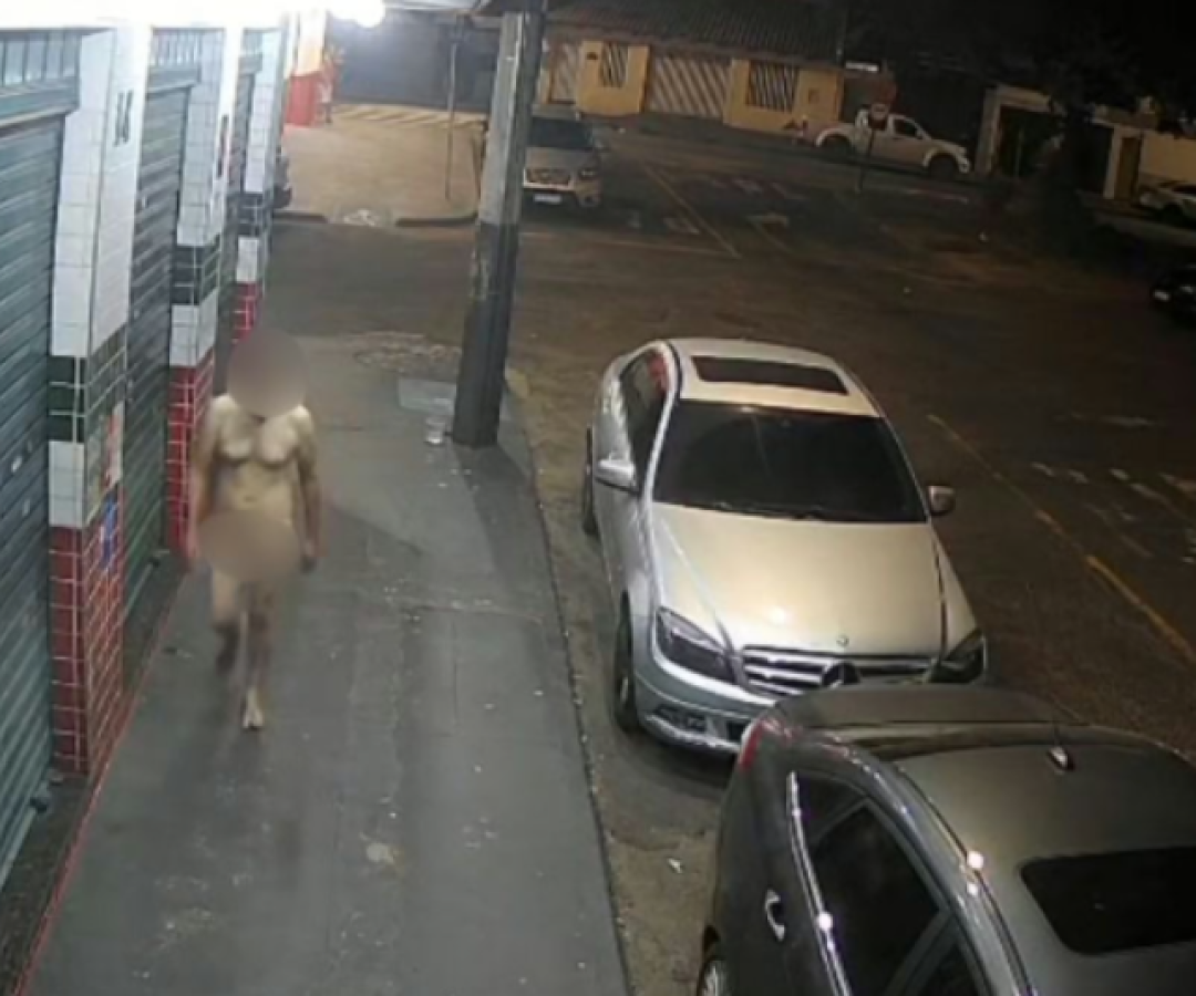 Homem é flagrado nu pelas ruas de Uberlândia na noite de Natal