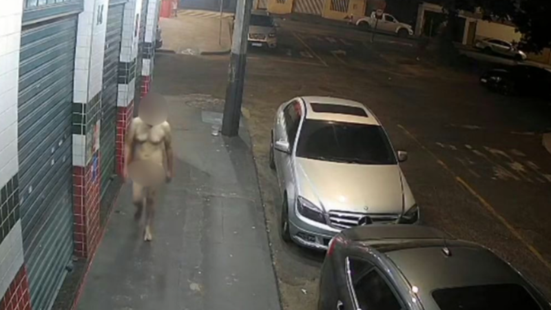 Homem é flagrado nu pelas ruas de Uberlândia na noite de Natal