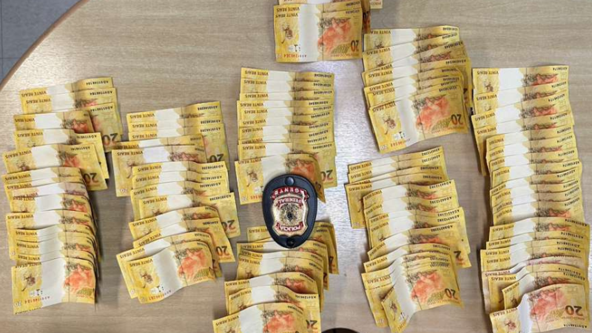 Polícia Federal prende homem em flagrante por aquisição de cédulas falsas em Guarujá