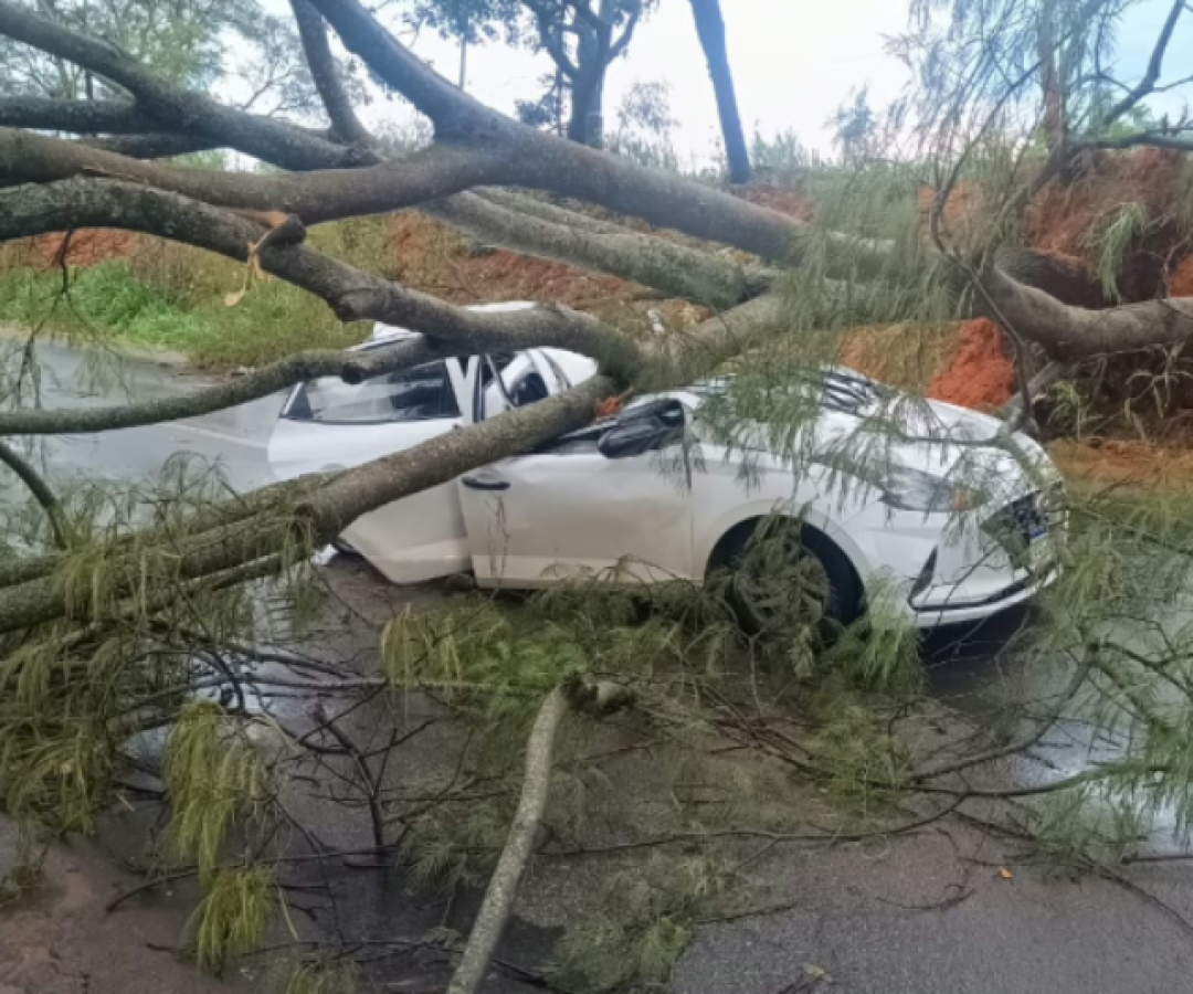 Tempestade em Patrocínio (MG) causa estragos e deixa feridos na MG-230