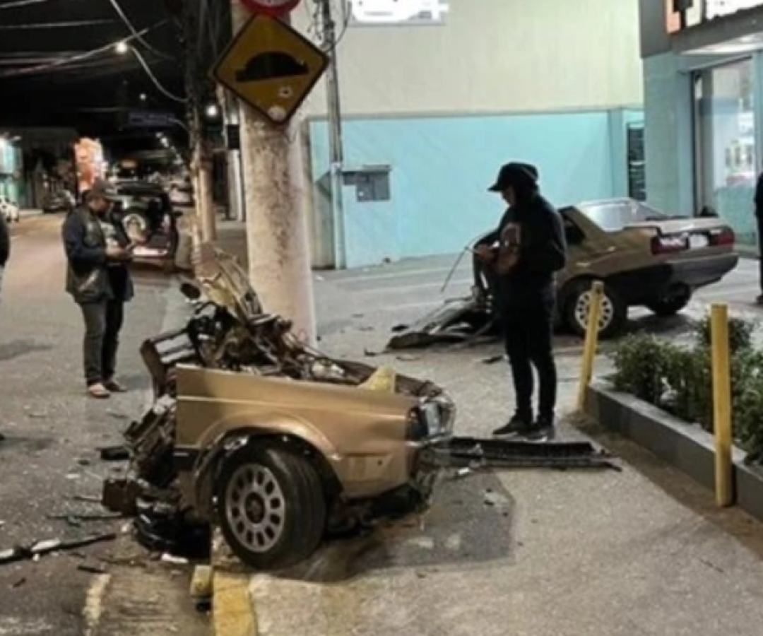 Na madrugada deste sábado (16), um carro se partiu ao meio após colidir violentamente contra um poste em Suzano, na Grande São Paulo.