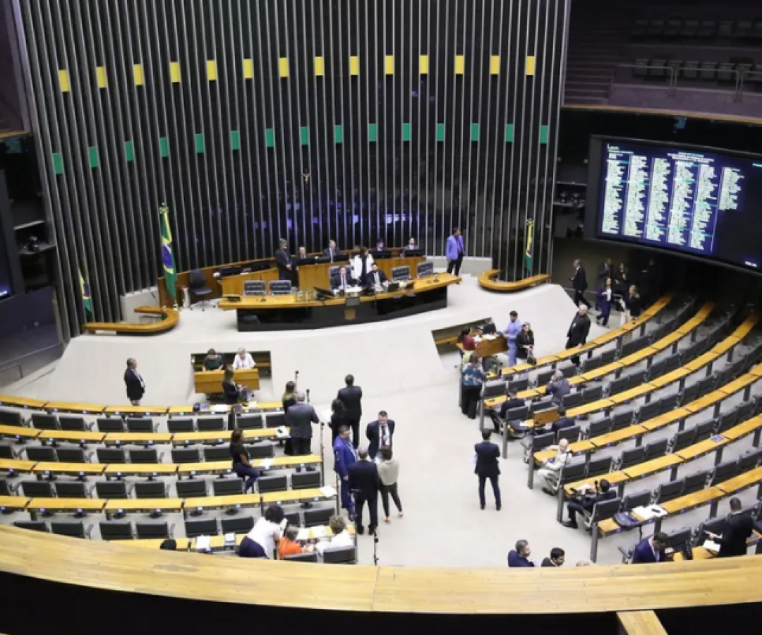 A Câmara dos Deputados aprovou nesta terça-feira (19) o regime de urgência para o projeto de lei que trata da proteção de crianças