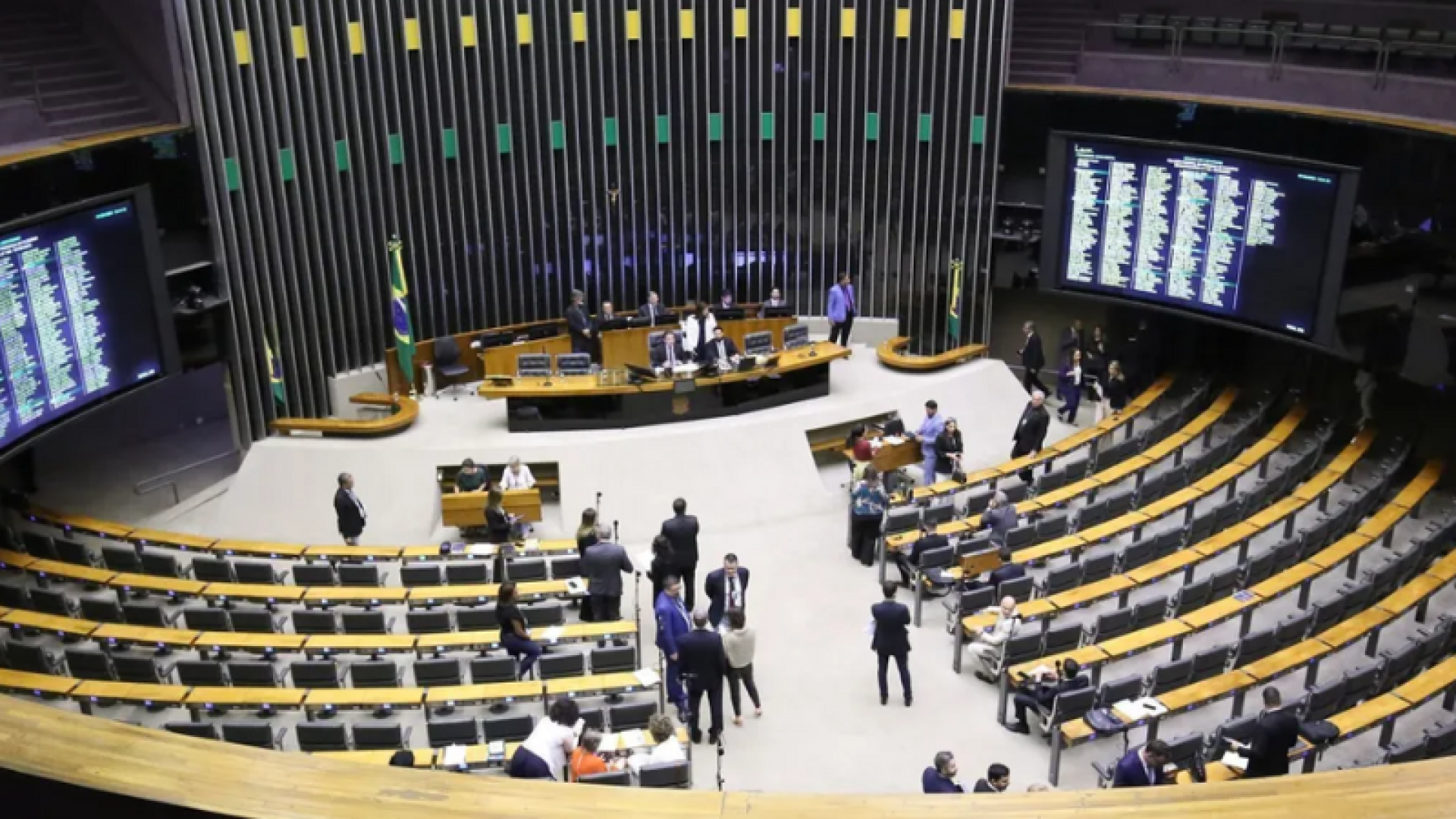 A Câmara dos Deputados aprovou nesta terça-feira (19) o regime de urgência para o projeto de lei que trata da proteção de crianças