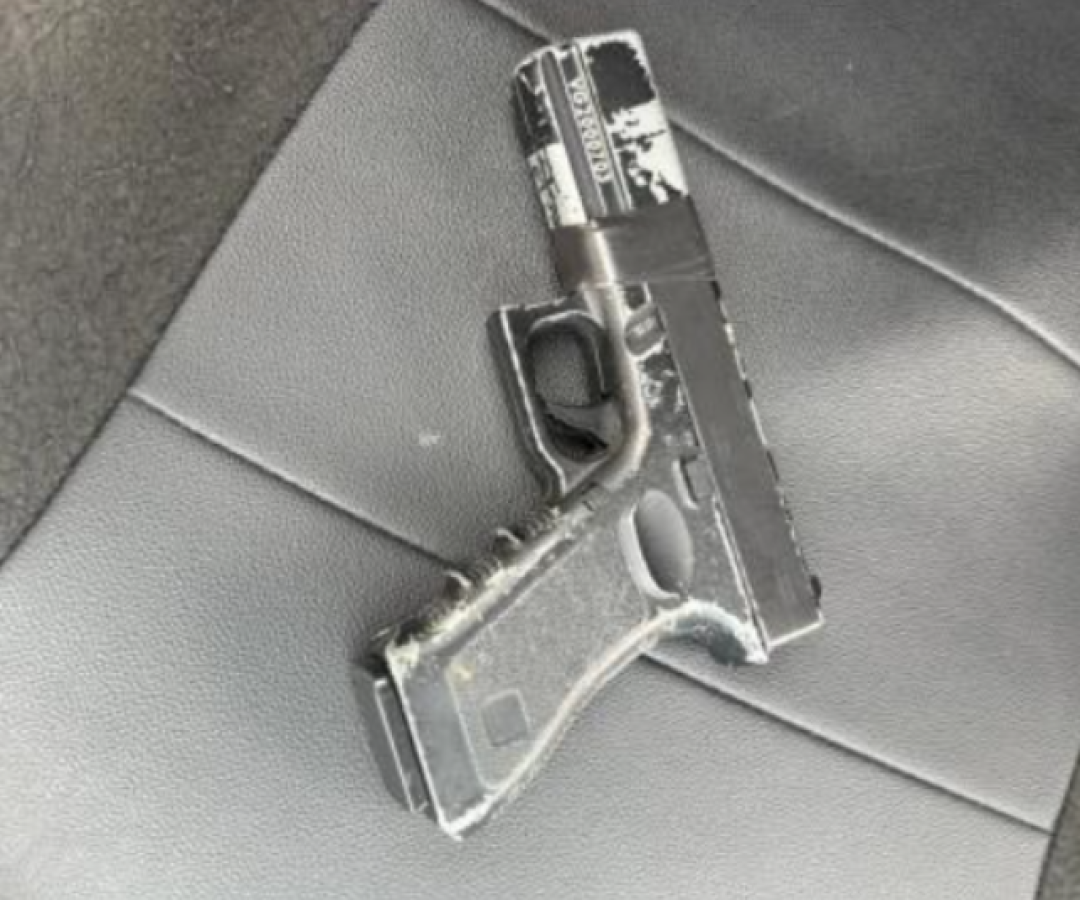 Homem é preso e adolescente apreendido com réplica de arma após roubo de bicicleta em Santos