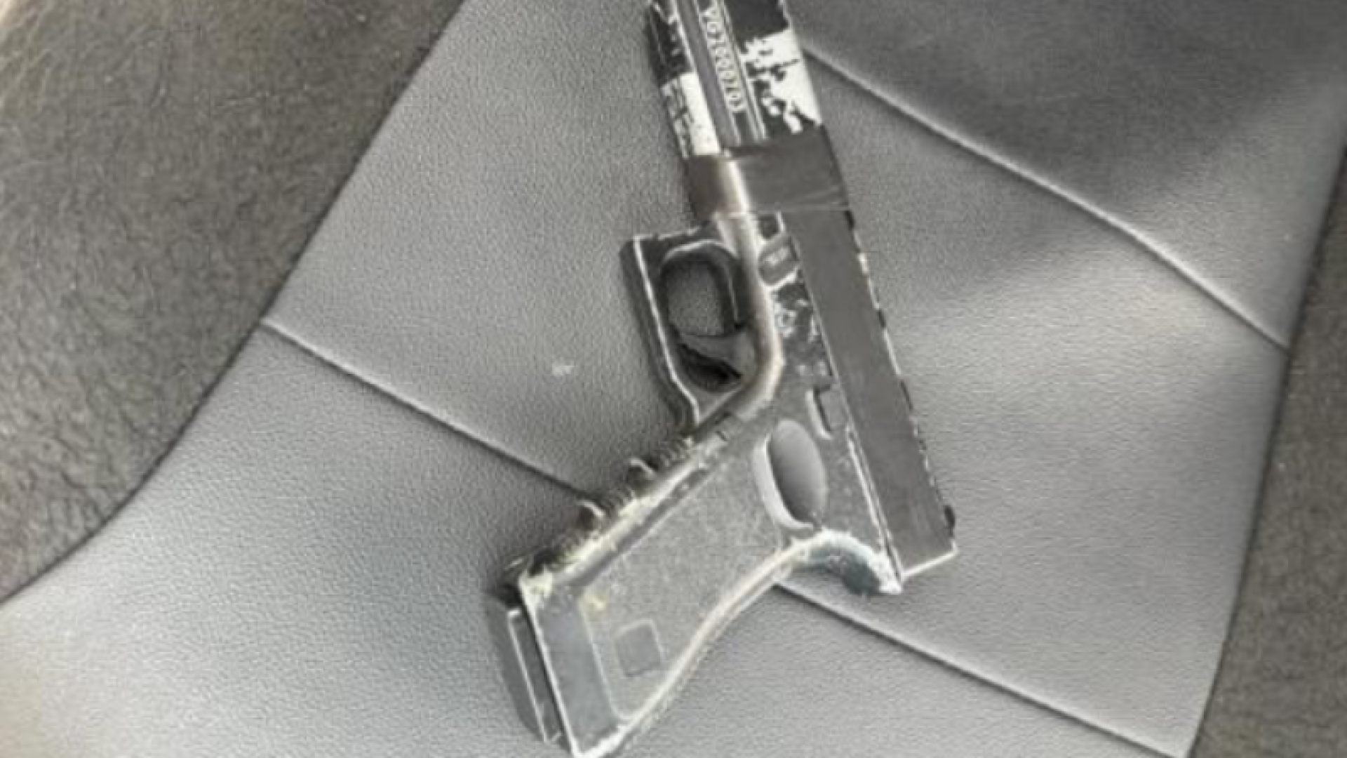 Homem é preso e adolescente apreendido com réplica de arma após roubo de bicicleta em Santos