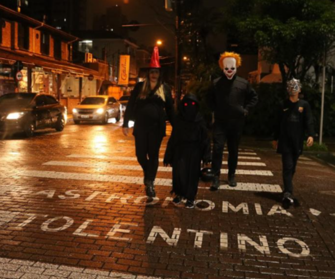 Rua Gastronômica de Santos recebe festa de Halloween com personagens de filmes de terror
