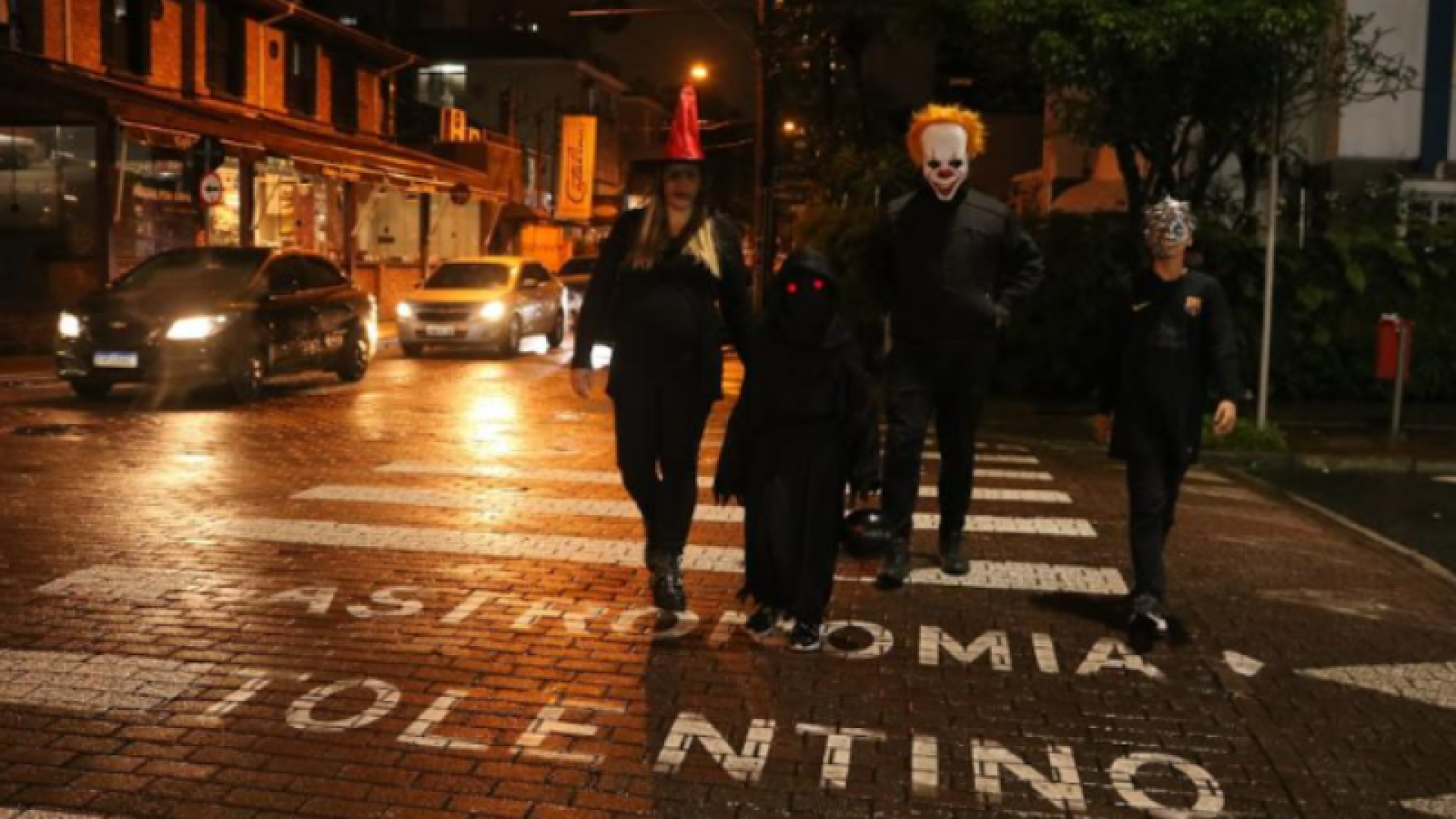 Rua Gastronômica de Santos recebe festa de Halloween com personagens de filmes de terror