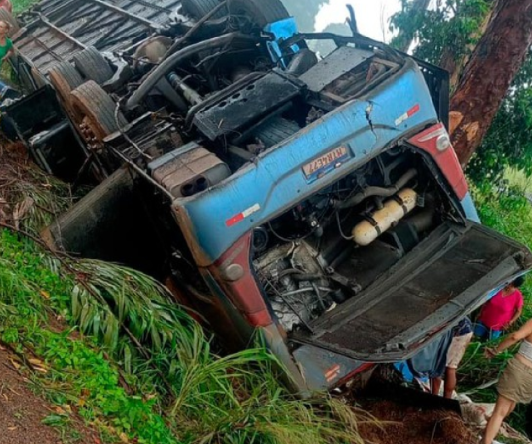 Ônibus capota na BR-365 em Minas Gerais e deixa ao menos três mortos