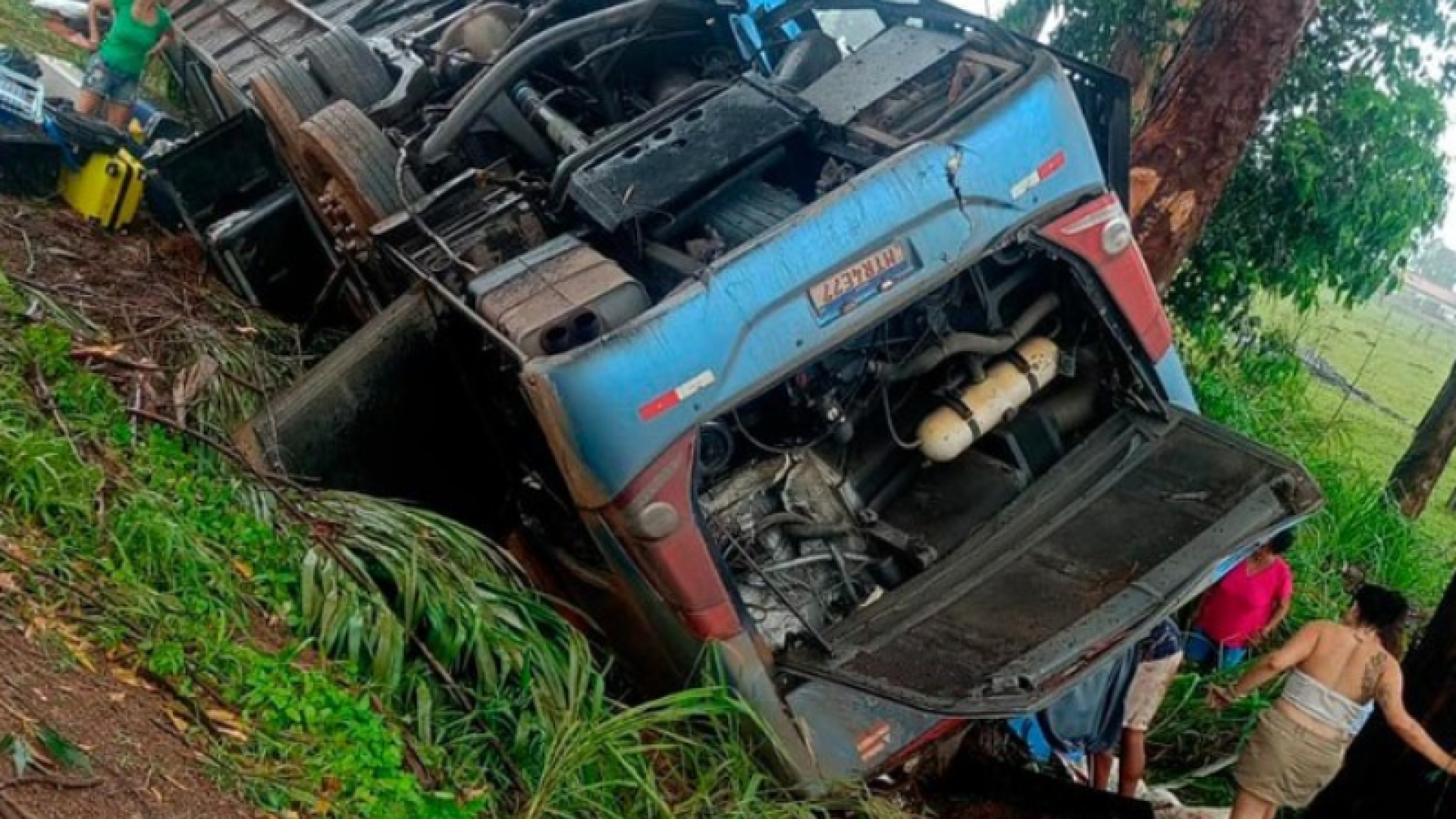 Ônibus capota na BR-365 em Minas Gerais e deixa ao menos três mortos