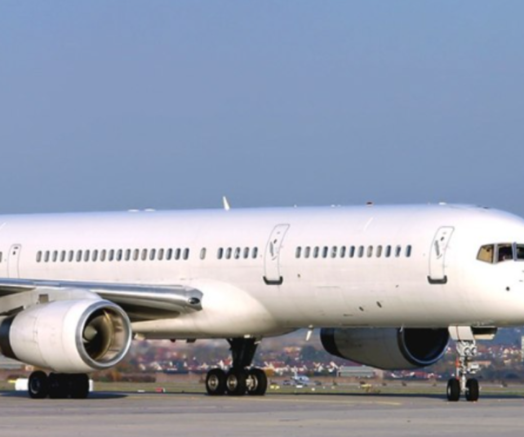 Um Boeing 757 da Força Aérea dos Estados Unidos, utilizado em missões especiais, pousou no Aeroporto Internacional de