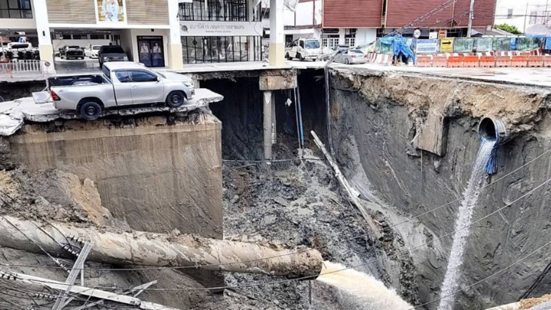 Cratera gigante se abre em avenida de Bangkok e paralisa serviços