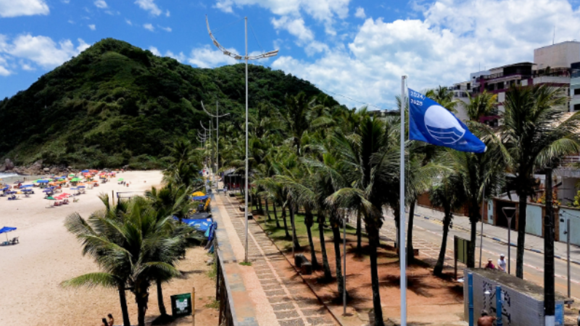 Idoso morre afogado após ser retirado do mar por surfistas em Guarujá