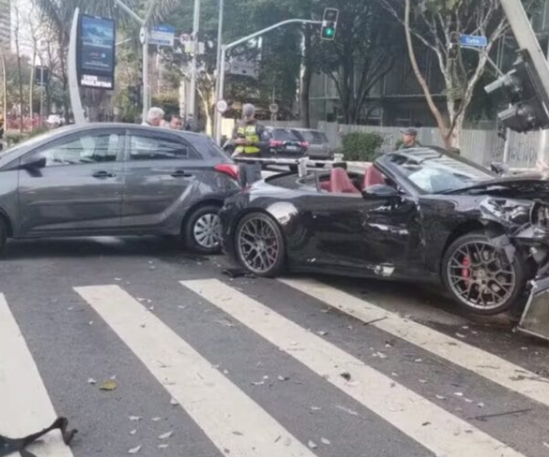 Porsche destruído e fuga: acidente com Bia Miranda e Gato Preto causa tumulto em SP
