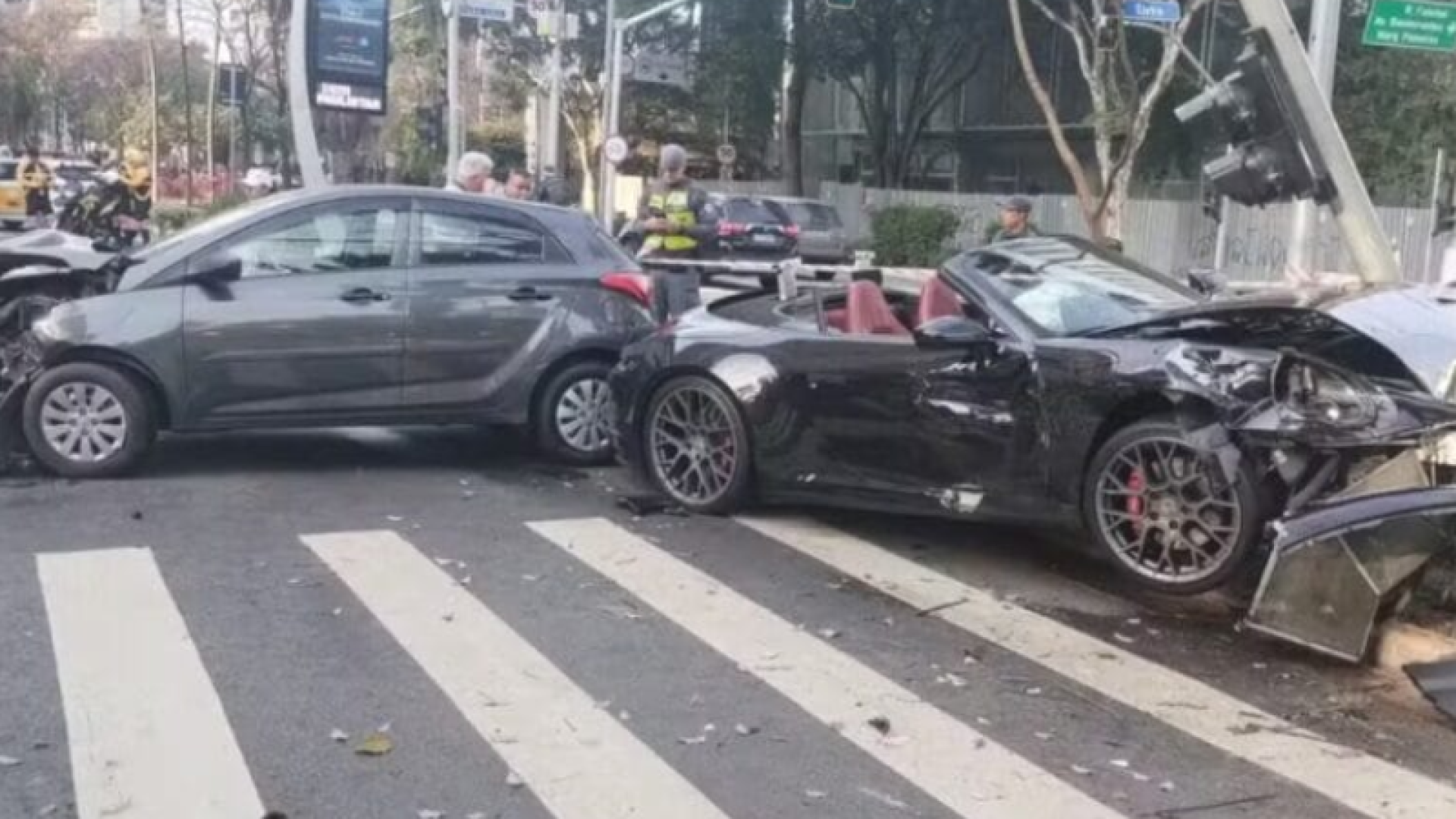 Porsche destruído e fuga: acidente com Bia Miranda e Gato Preto causa tumulto em SP