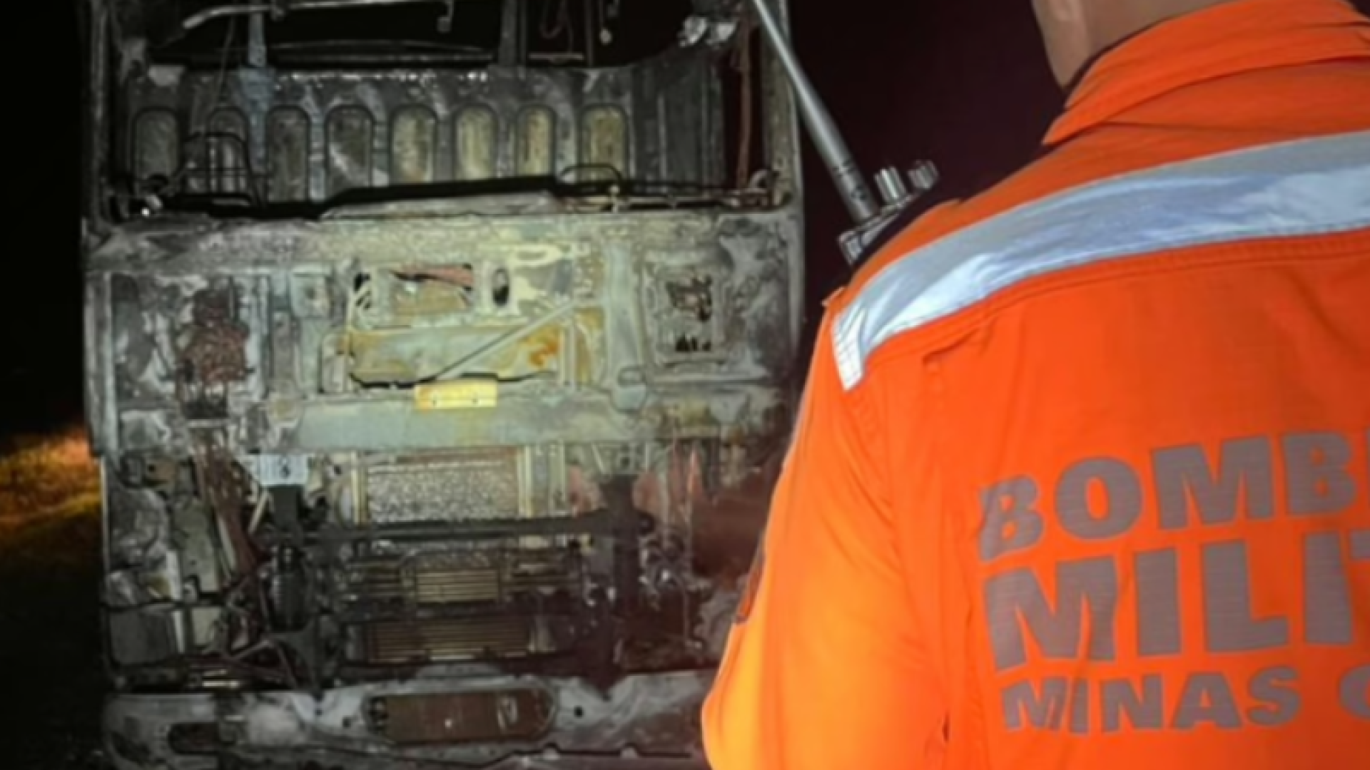 Incêndio em carreta na BR-153 mobiliza bombeiros durante a madrugada em Ituiutaba