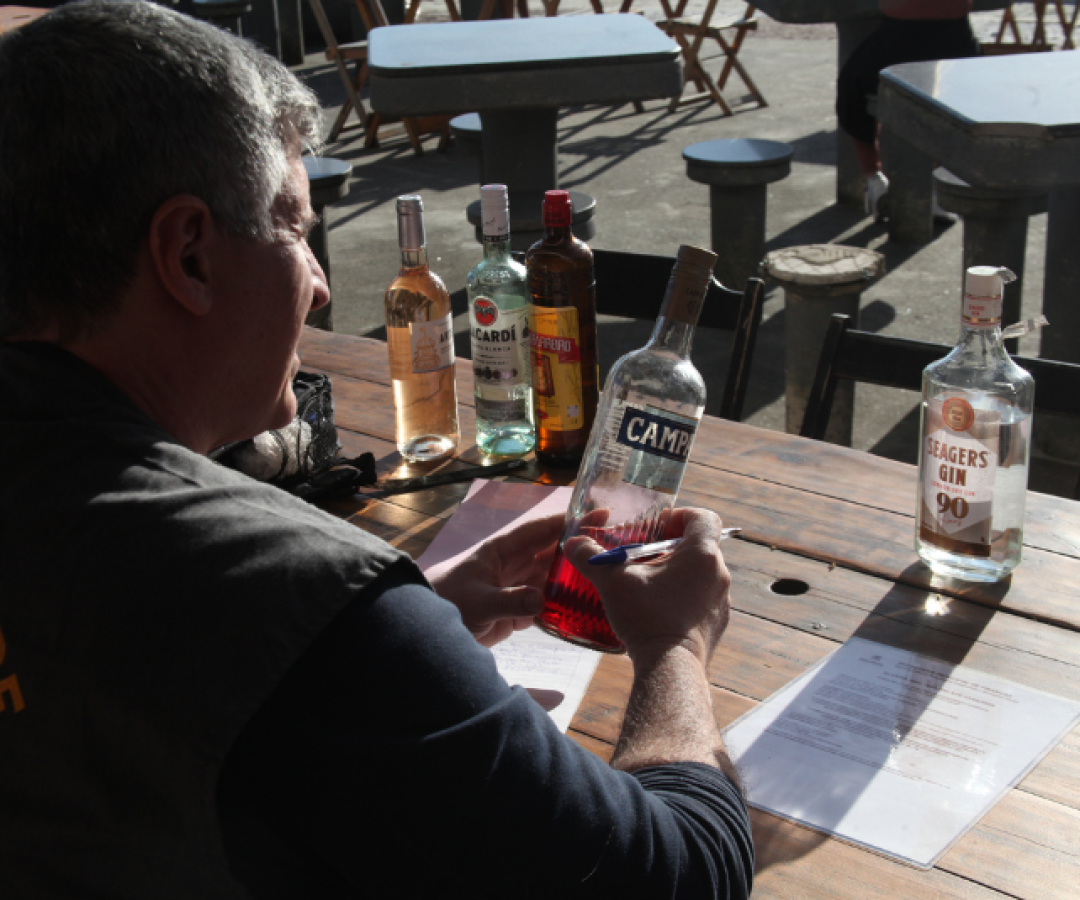 Força-tarefa fiscaliza quiosques na orla do Canal 3, em Santos