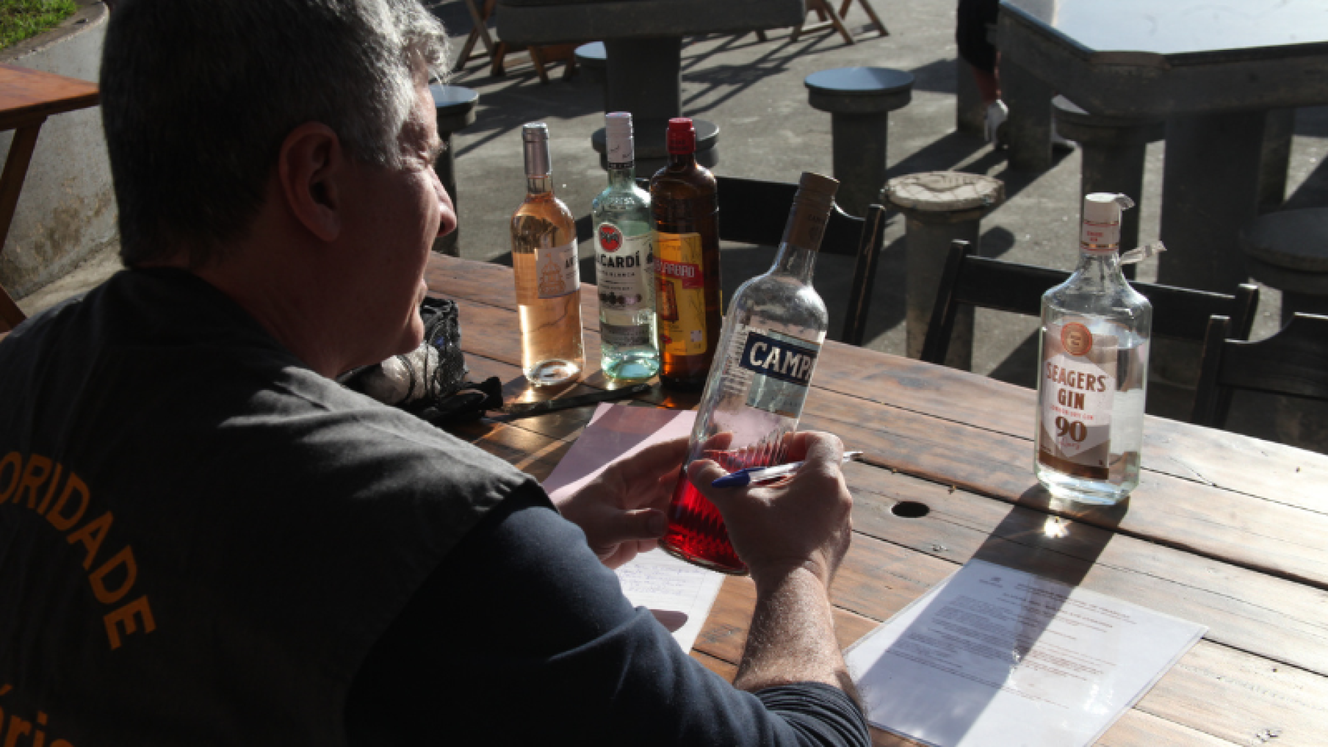 Força-tarefa fiscaliza quiosques na orla do Canal 3, em Santos