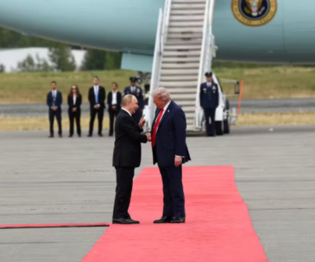Trump recebe Putin com honrarias e sorrisos antes de cúpula no Alasca