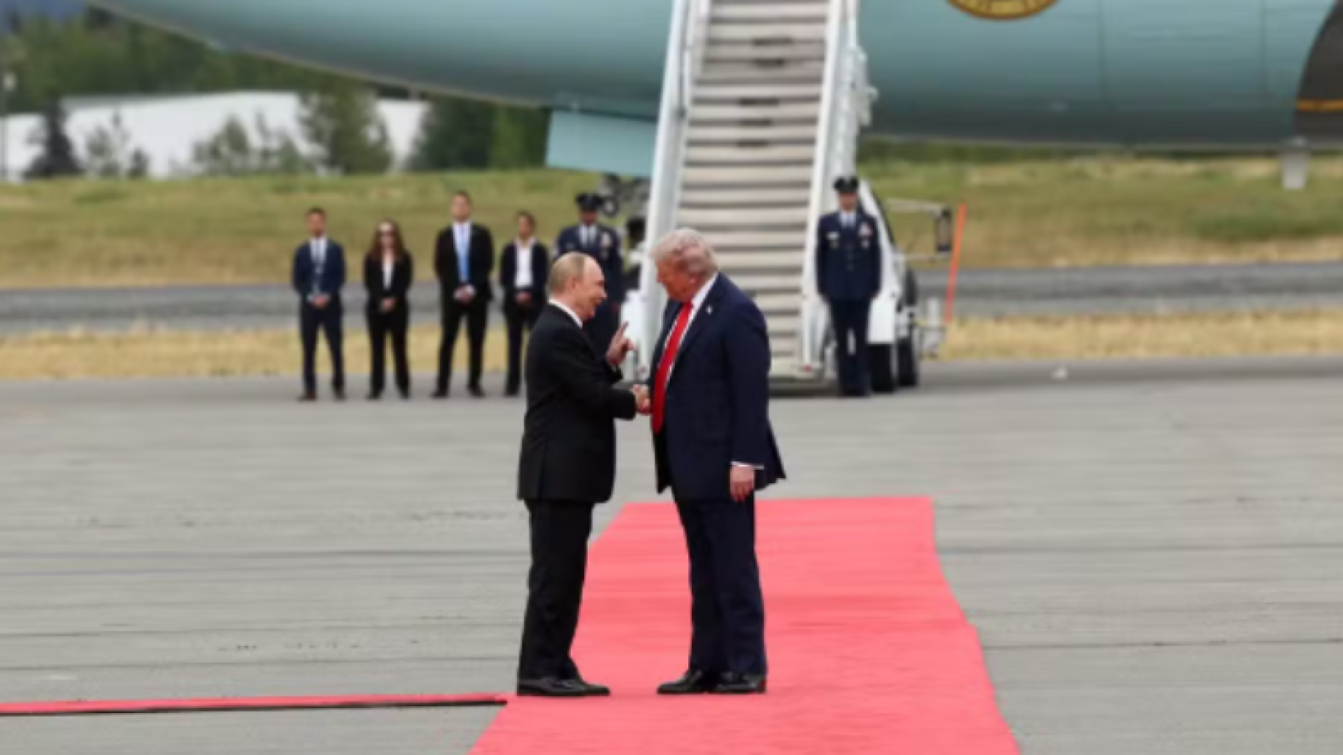 Trump recebe Putin com honrarias e sorrisos antes de cúpula no Alasca