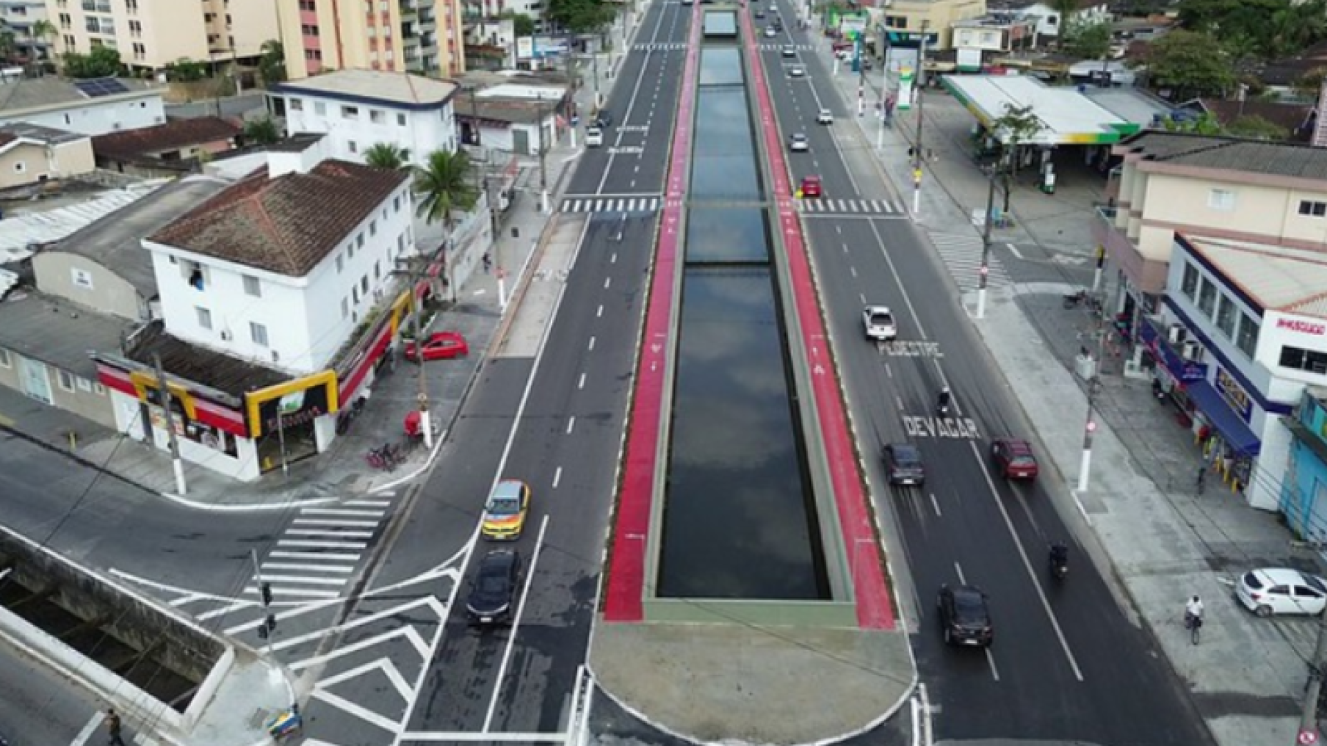 A cidade de Guarujá deve implantar a Faixa Azul para motociclistas a partir de 2026. O projeto, atualmente em fase final de estudos, será submetido à Secretaria Nacional de Trânsito (Senatran) até o fim deste ano. A iniciativa da Prefeitura, por meio da Secretaria de Mobilidade Urbana (Semob), tem como objetivo ampliar a segurança viária e reduzir os índices de acidentes envolvendo motos.