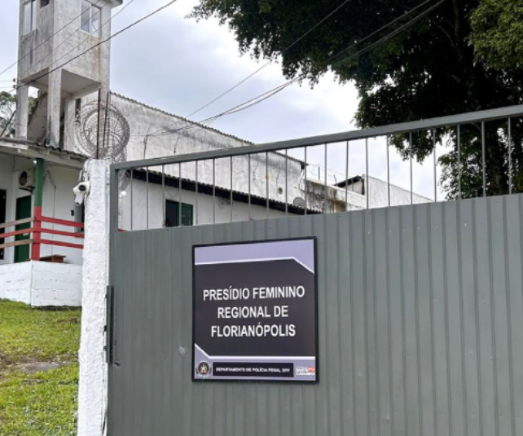 Jucilene Costa do Nascimento, de 62 anos, condenada a 14 anos de prisão por envolvimento nos atos antidemocráticos de 8 de janeiro, foi agredida dentro do Presídio Feminino de Florianópolis, em Santa Catarina.