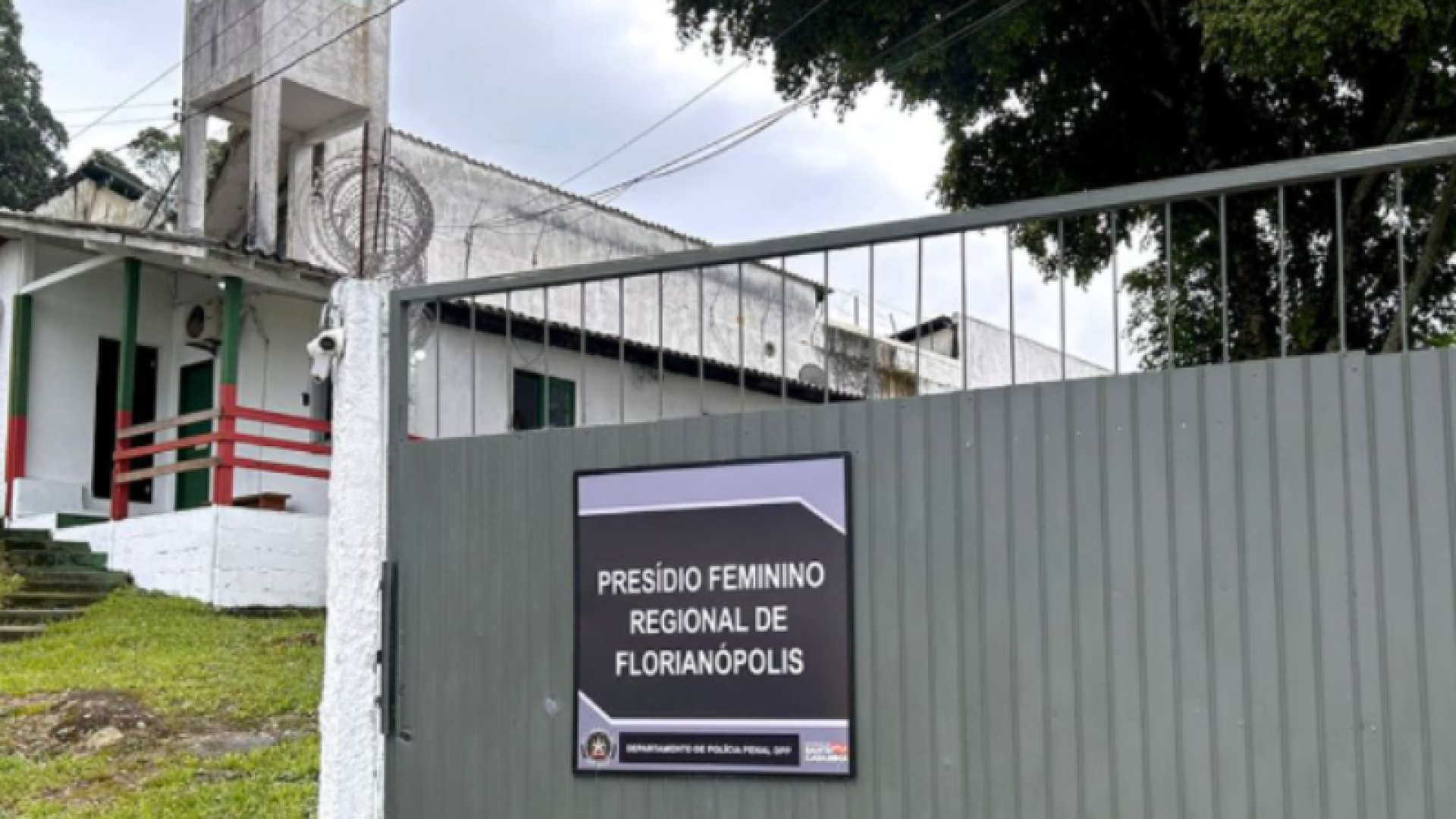 Jucilene Costa do Nascimento, de 62 anos, condenada a 14 anos de prisão por envolvimento nos atos antidemocráticos de 8 de janeiro, foi agredida dentro do Presídio Feminino de Florianópolis, em Santa Catarina.