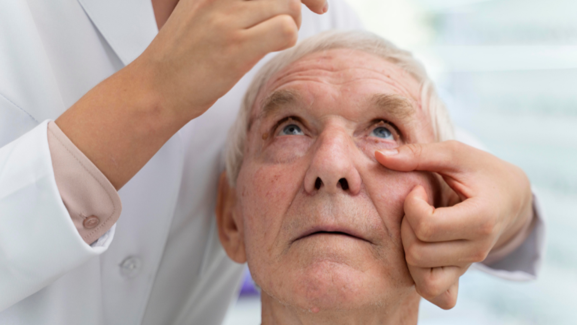 Cirurgia de catarata nos dois olhos no mesmo dia é considerada segura, dizem estudos internacionais