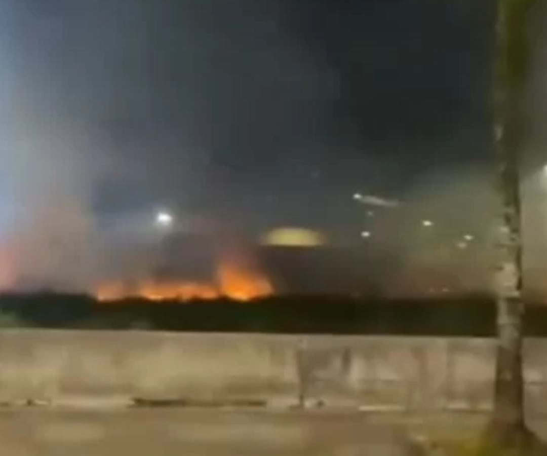 Incêndio atinge terreno baldio e mobiliza bombeiros em Cubatão