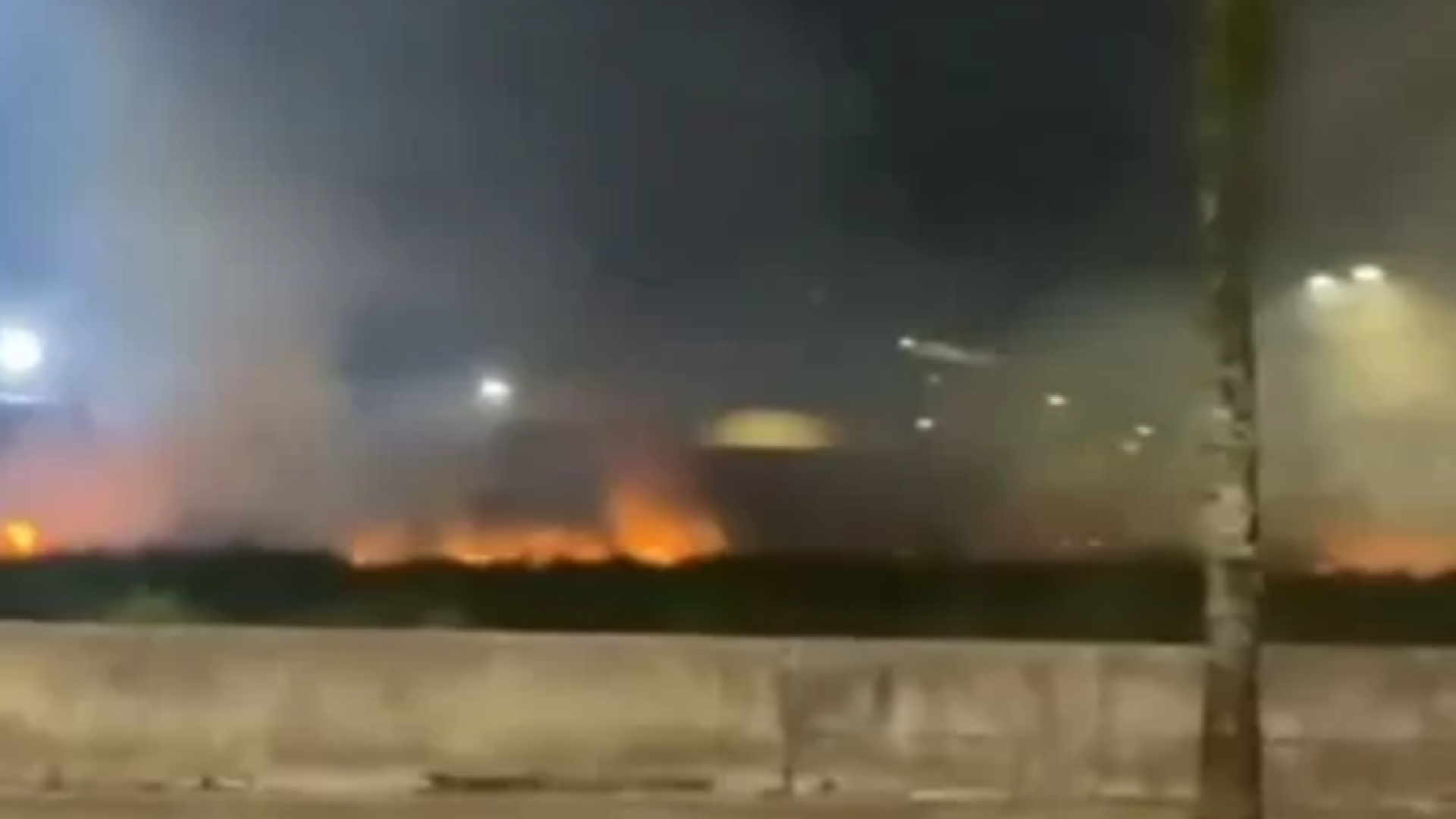 Incêndio atinge terreno baldio e mobiliza bombeiros em Cubatão