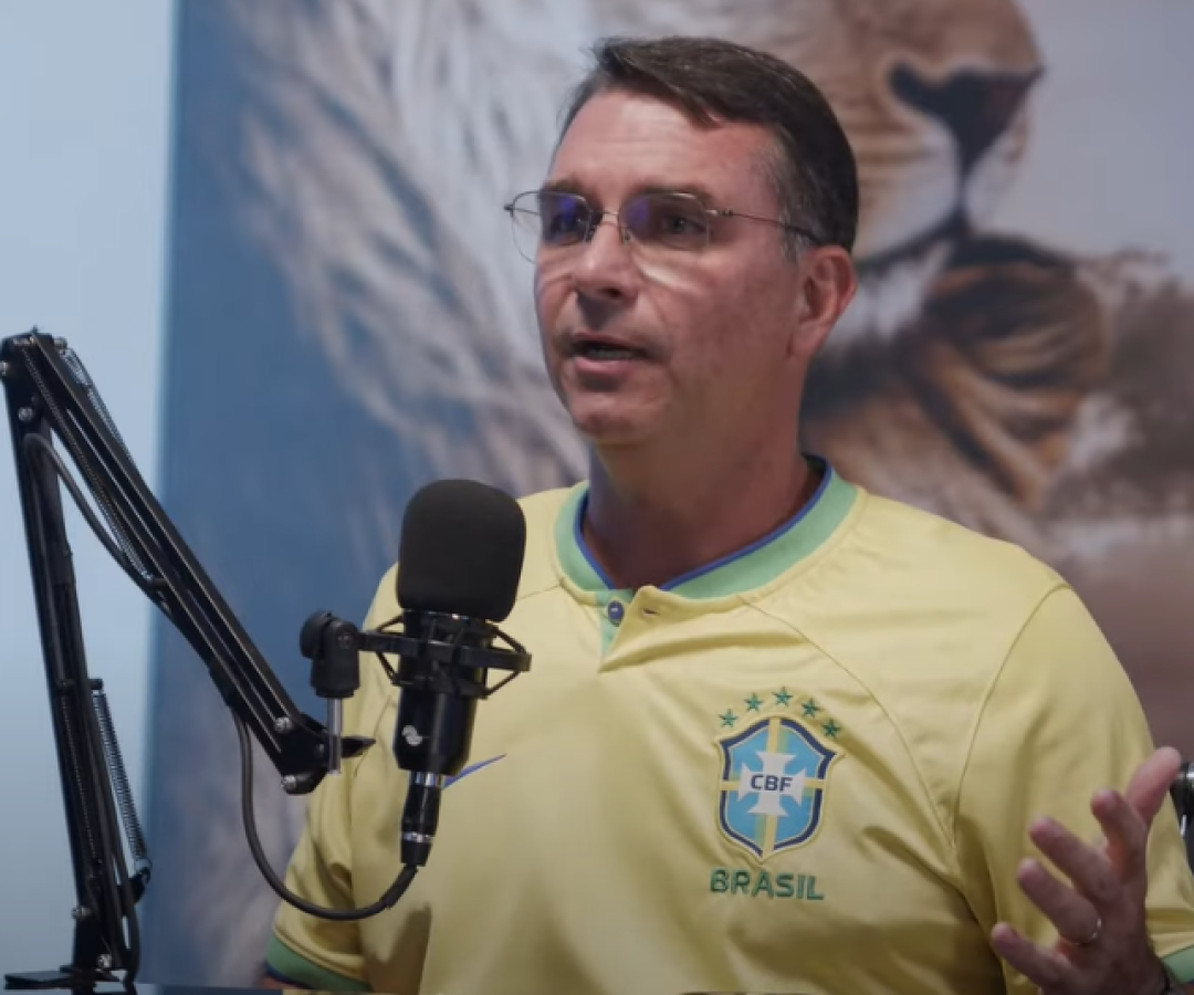 Família de Flávio Bolsonaro é feita refém em assalto; criminosos exigiram dinheiro enviado pelo ex-presidente