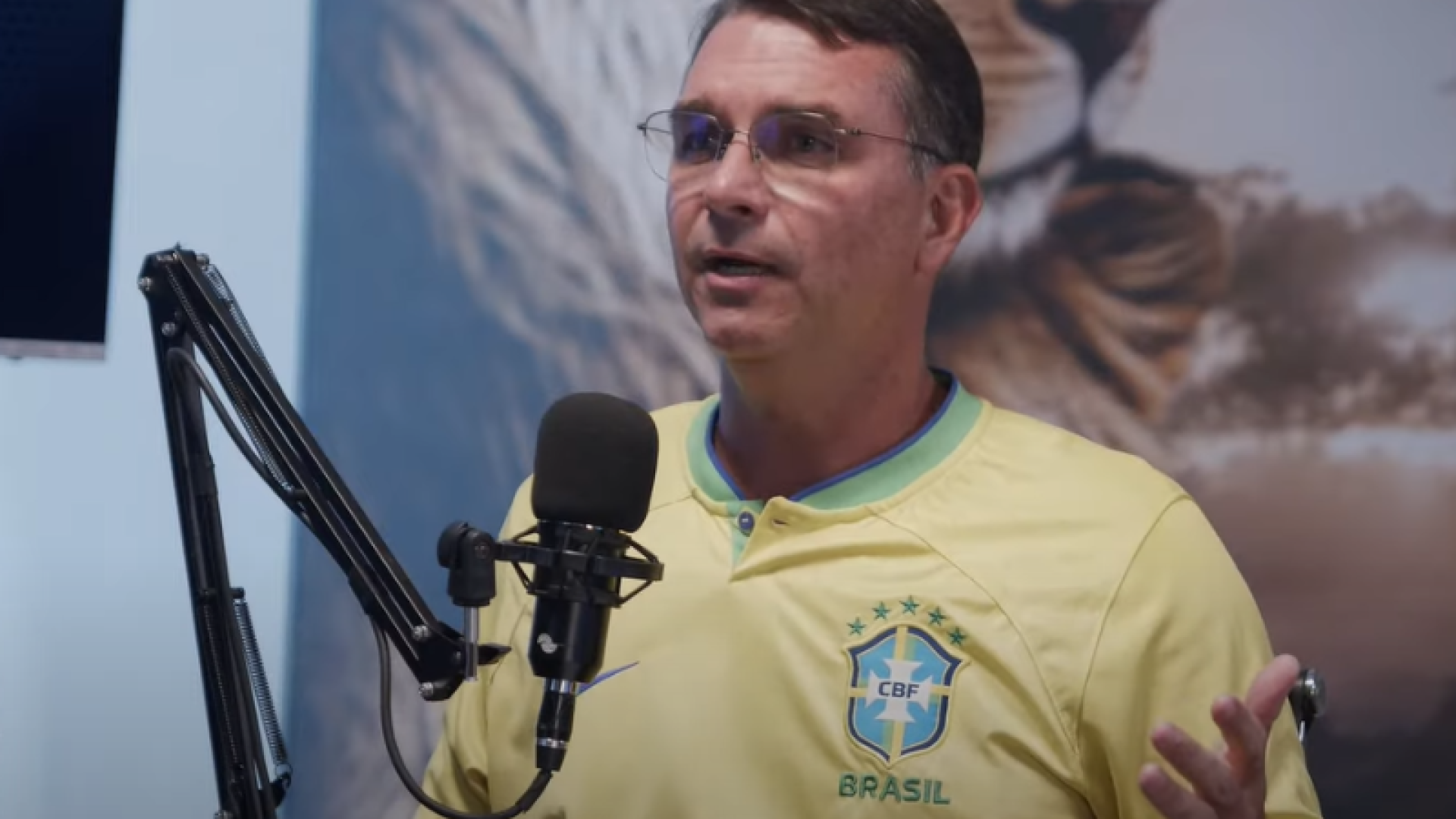 Família de Flávio Bolsonaro é feita refém em assalto; criminosos exigiram dinheiro enviado pelo ex-presidente