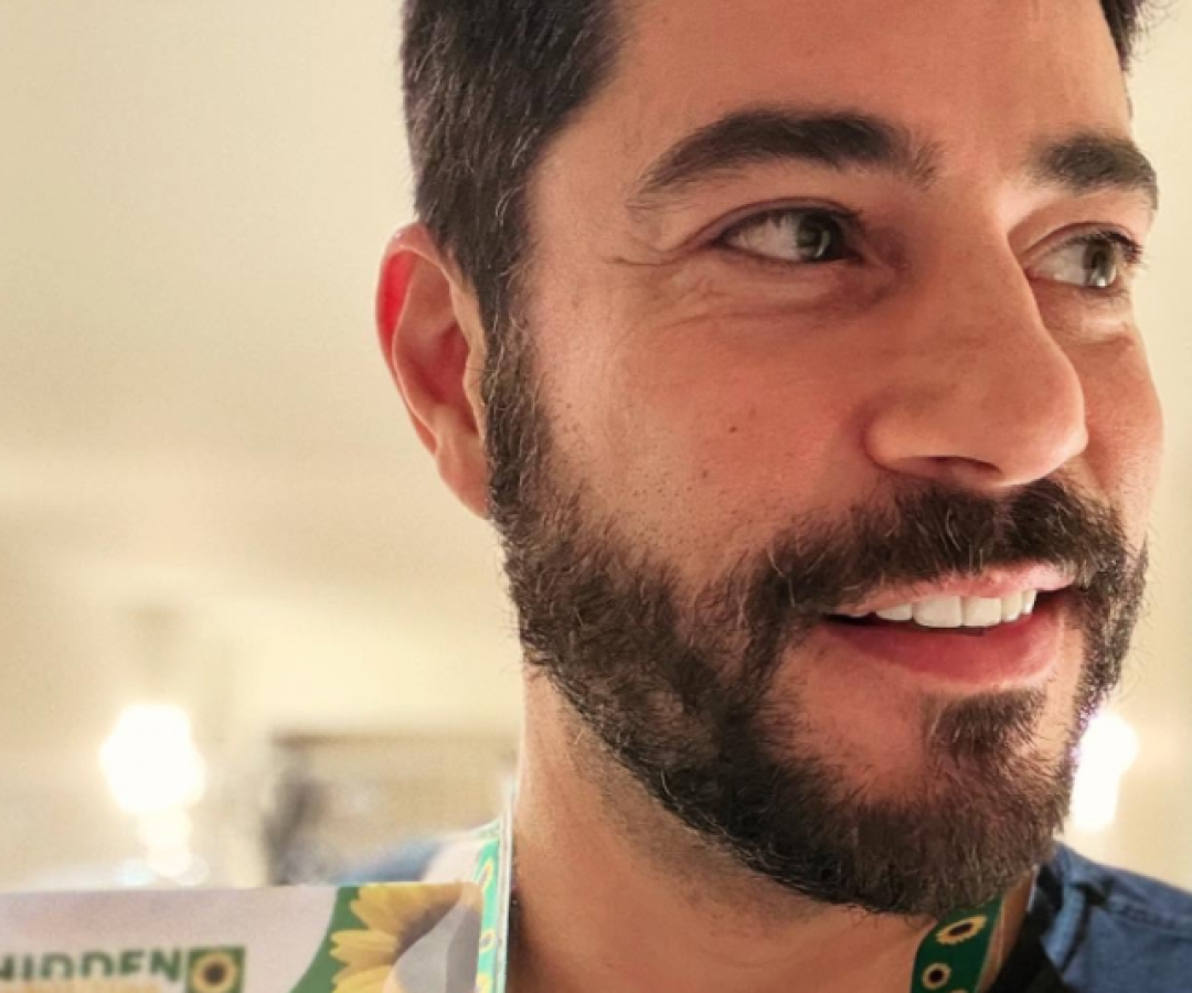 Doença de Crohn, Evaristo Costa, cordão girassol, deficiências ocultas, acessibilidade, inclusão, saúde intestinal, inflamação crônica, direitos das pessoas com deficiência, visibilidade, empatia, constrangimento público, banheiro acessível, relato pessoal, saúde invisível.