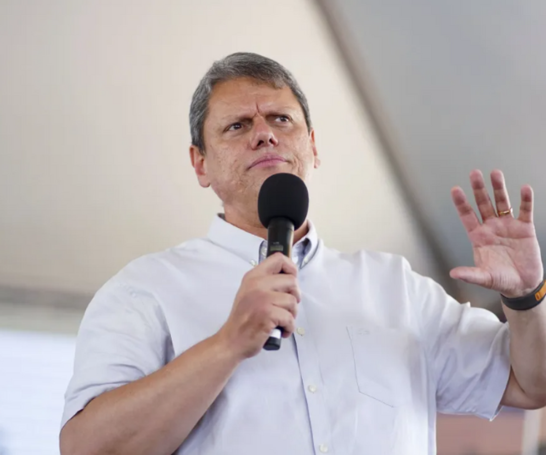 Tarcísio sugere slogan “40 anos em quatro” e defende enxugamento da máquina pública