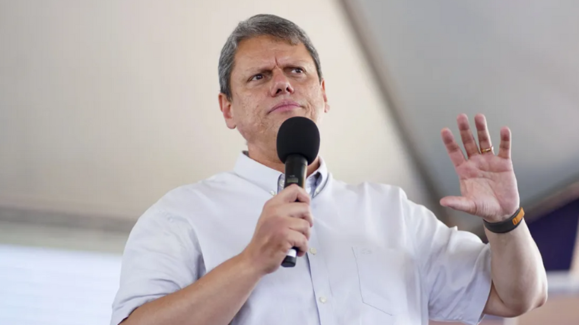 Tarcísio sugere slogan “40 anos em quatro” e defende enxugamento da máquina pública