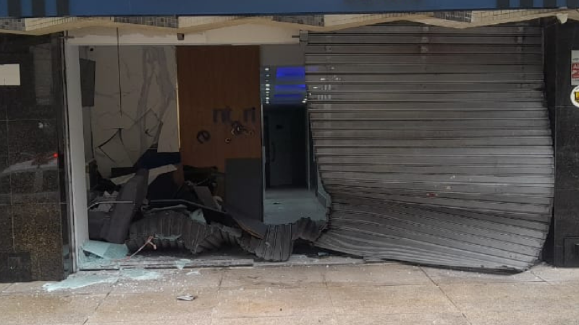 Carro colide com fachada de clínica em Santos; veja vídeo