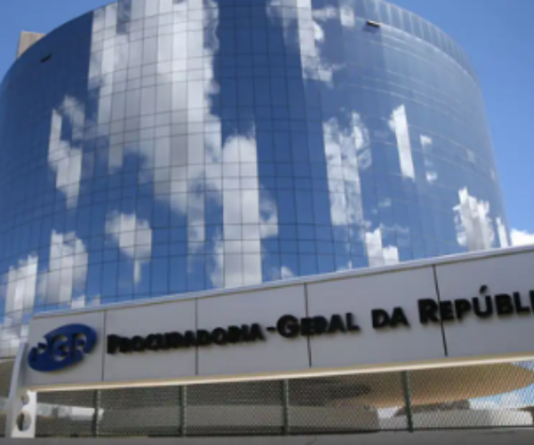 Moraes dá 48 horas para PGR opinar sobre explicações de Bolsonaro