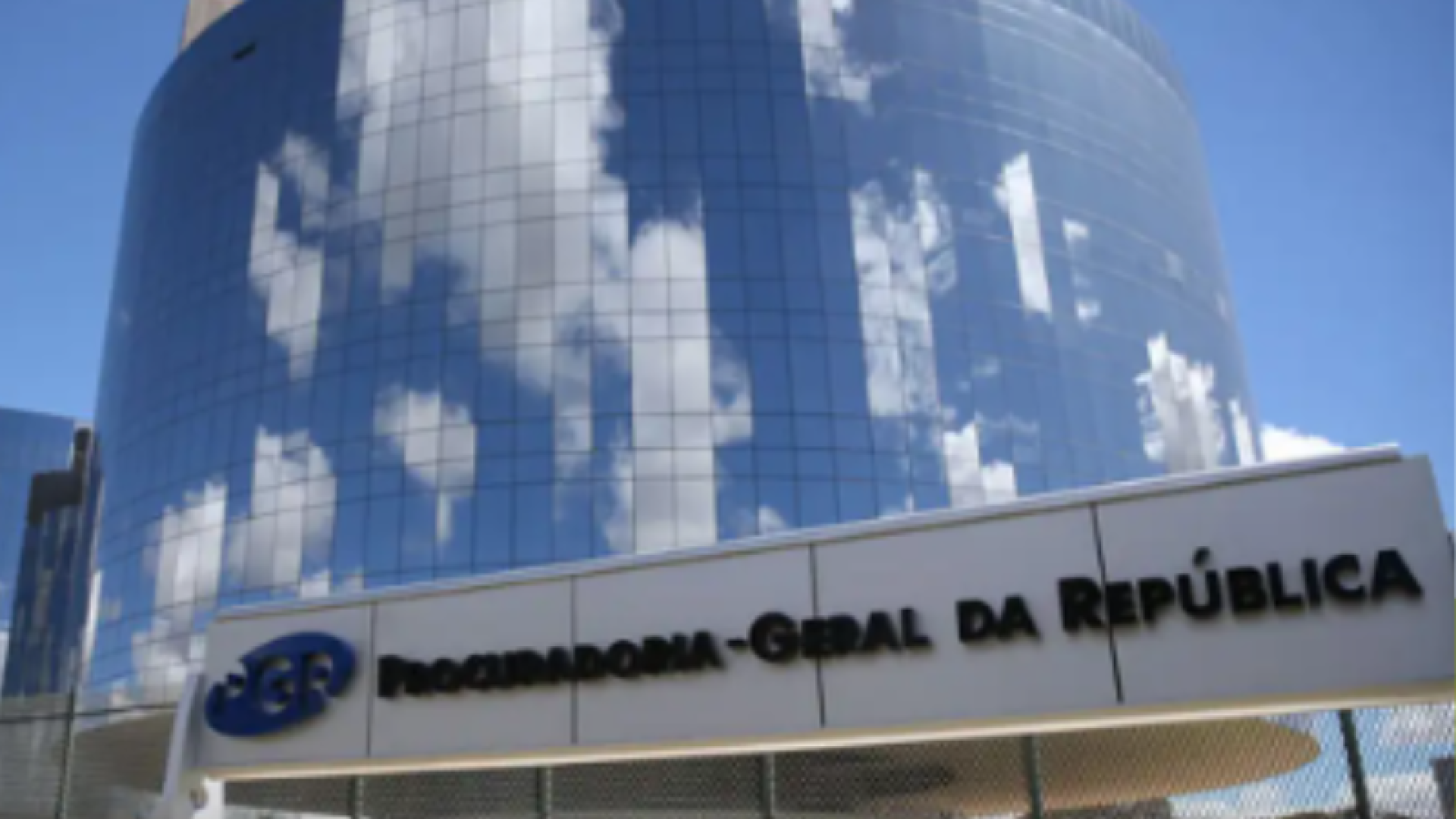 Moraes dá 48 horas para PGR opinar sobre explicações de Bolsonaro